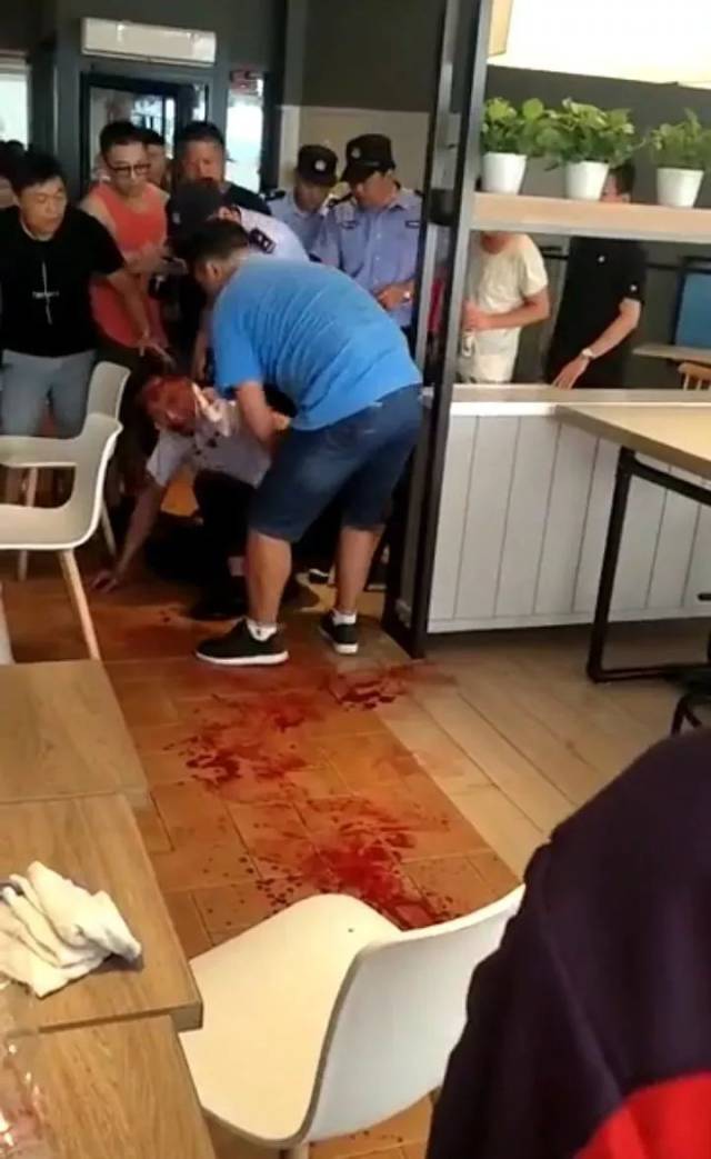 天呐!泰州某超市内两男子厮打在一起,地上都是血