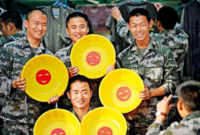 黄脸盆是一种通称,因为武警用的是翠绿色的,上面还刻有"中国武警"字样