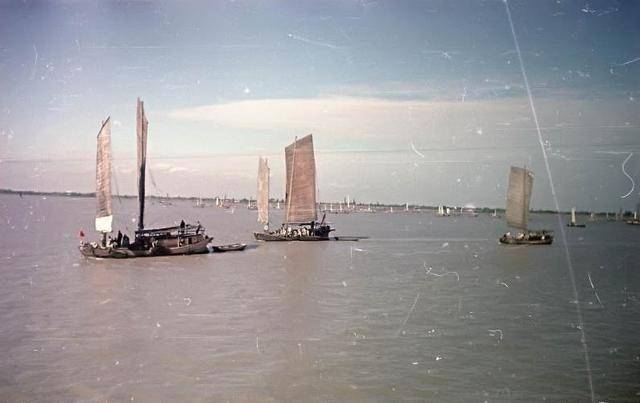 实拍1949年百万雄师过大江珍贵彩照,除了木船,还有一件秘密武器