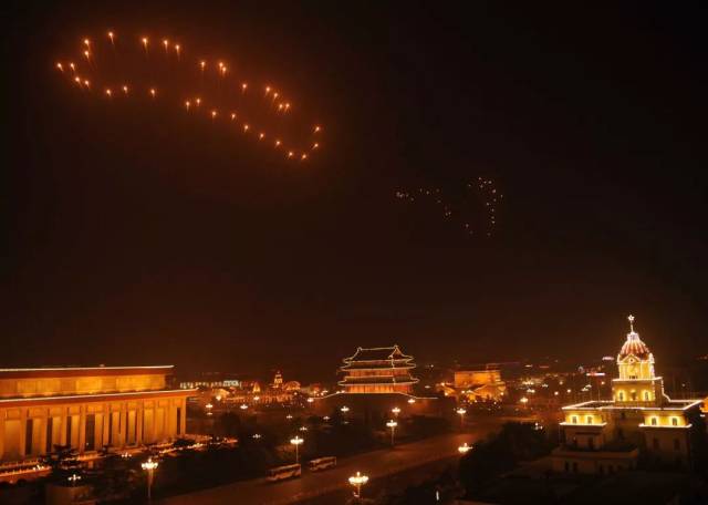 的天安门广场上空燃放的北京奥运会开幕式焰火《历史足迹》上的"脚印"