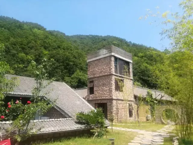 卧观云雾坐享山珍,一间房配一片林,嵩县8处超美民宿了解一下?