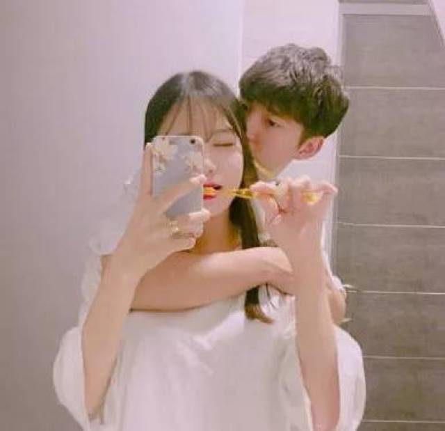 抱抱可以给女生无限的安全感,这个姿势很轻易就可