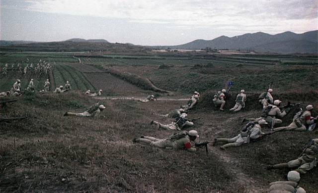 打仗的真实情况,1949年解放军战斗,行军彩照,根本不是