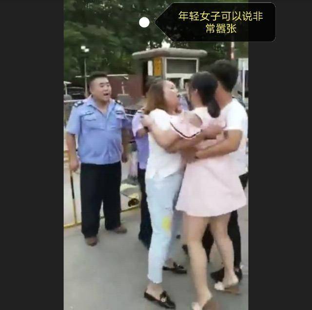 因停车问题,镇江一母女辱骂保安是看门狗并率先动手,演变成武斗