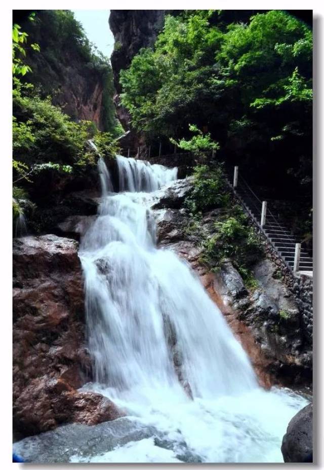 三叠瀑落差80余米,终日自素丝帛,飞瀑轰鸣,玉龙起舞,细雨迷雾.