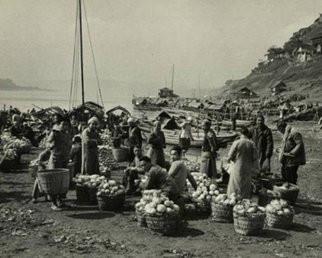 珍贵老照片:1946年的三峡民生,渔夫和纤夫