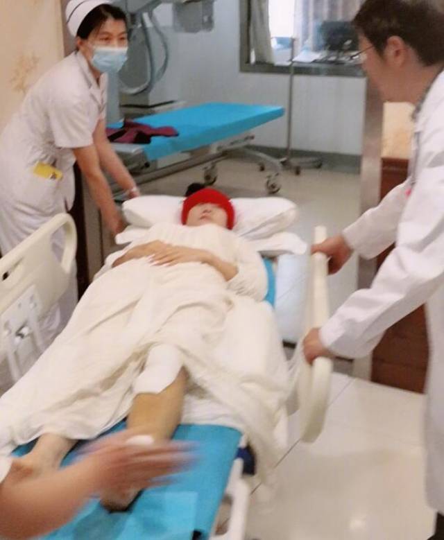 60岁杨丽萍跳舞时摔倒,腿部骨折送医,左腿肿到"吓人"