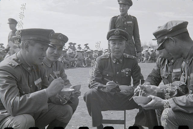 抗战即将胜利:国民党军队的一次集体会餐 将军们和士兵一起吃大脸盆里
