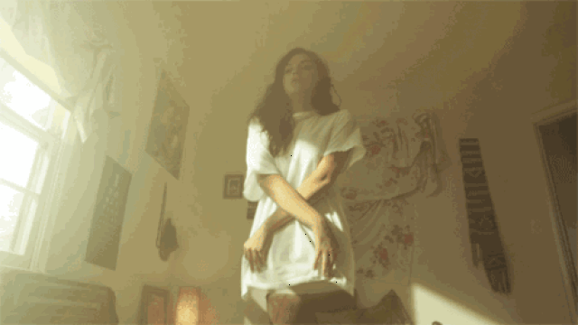 ▼ 最近在知乎上看到一个问题 你第一眼会被女生哪里吸引?