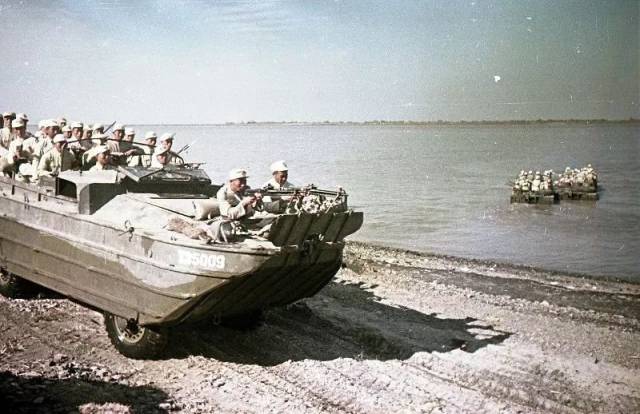 实拍1949年百万雄师过大江珍贵彩照,除了木船,还有一件秘密武器