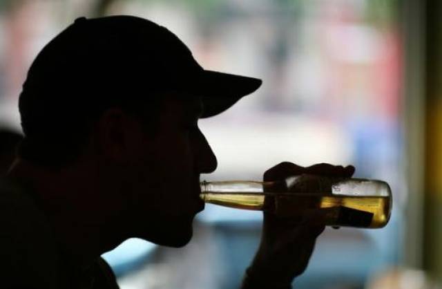 喝酒者,记住3句话,多喝3种水,少做3件事,保护肝脏,更健康