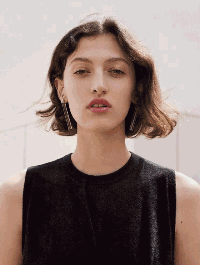 内扣短发过于乖巧规矩,缺乏个性与张扬的感觉,而外翘的短发却能够解决