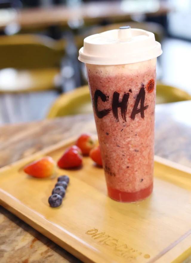 omgcha来一波~ 草莓和蓝莓的组合 西柚茶 西柚丰富的维他命c