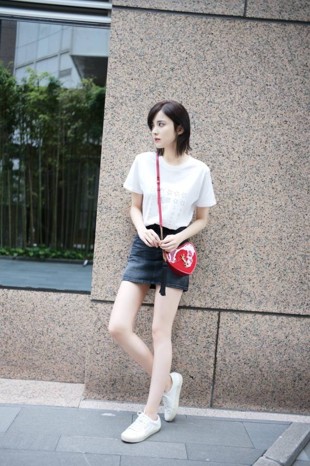 古力娜扎穿t恤短裙凹造型 美腿白嫩可爱捧心很少女
