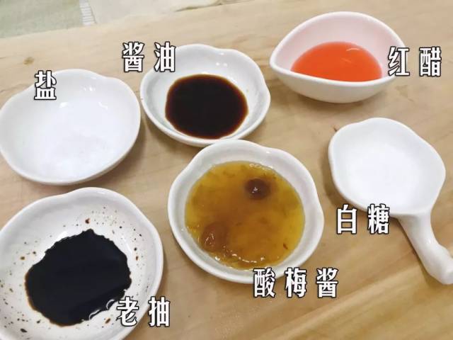 自制调味汁:倒入一勺老抽,一勺酱油,一勺料酒,两勺酸梅酱,和醋,盐