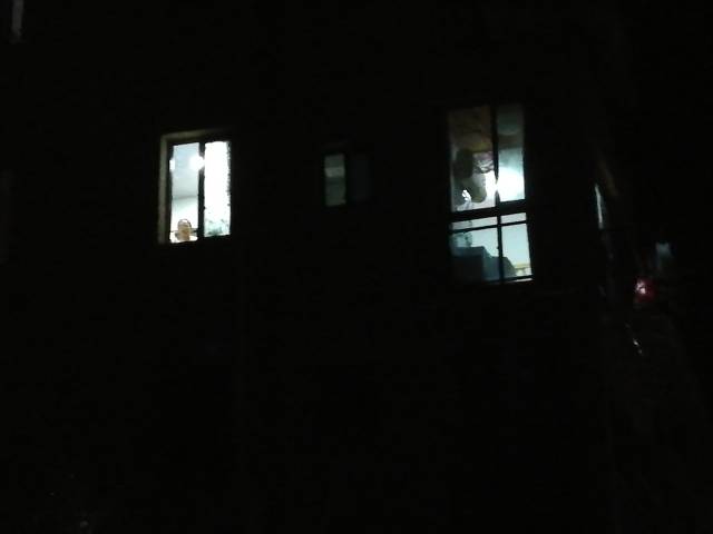 夜深了,这些窗户还透出灯光来,抑或有浅唱低吟传出,与窗外地露珠交融