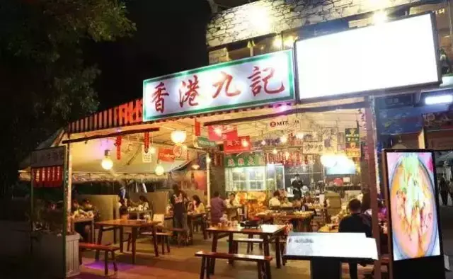 它的老店是一家东门街边的一大排档,桌子椅子全摆在外面,连空调都没