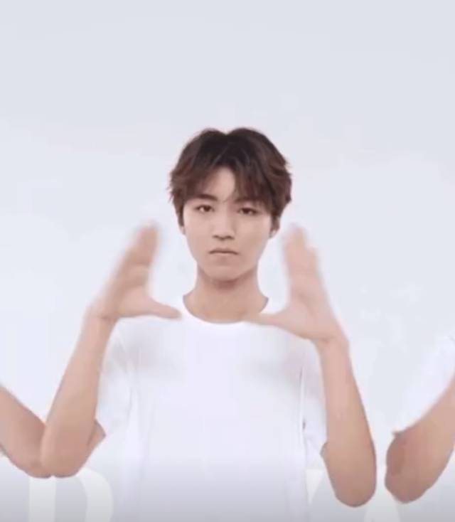 王俊凯挑战小黑屋特别任务 三分钟学习拍摄手指舞