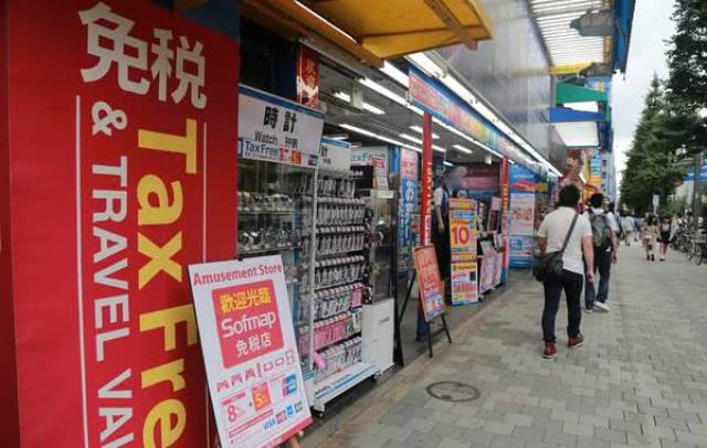 中国游客在日本免税店排队购买茅台和香烟,知道原因后