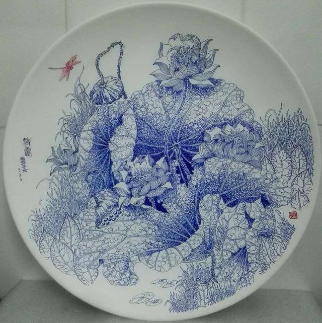 11,龚临滨的瓷盘钢笔画《仿青花手绘瓷盘(清露)》