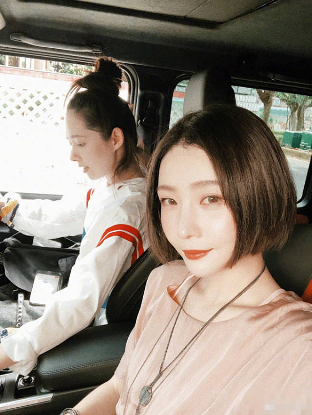 高晓松前妻逆生长明显 与郭碧婷漫步街头闺蜜情深
