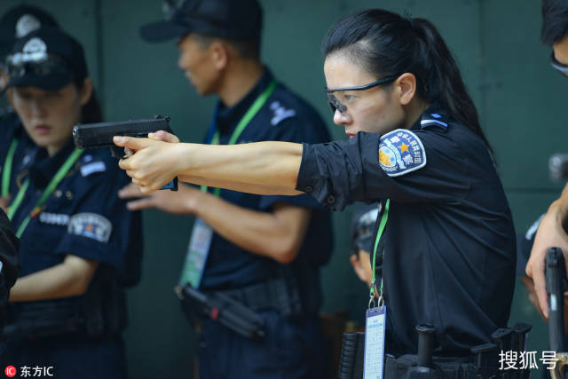 参赛选手热身,女警察一头马尾超帅气.
