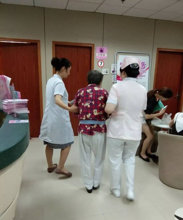 78岁的老奶奶在医院看病,竟然哭了