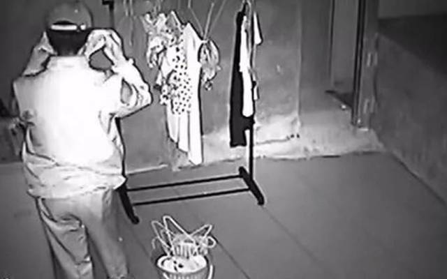 【万象】"变态色魔"惊现彭阳小山村,专偷女性内衣,胸罩满足变态欲望