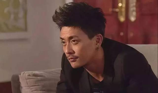 之后在《潜行狙击》里黄宗泽又饰演了另一位卧底苏星柏,借着流氓警察