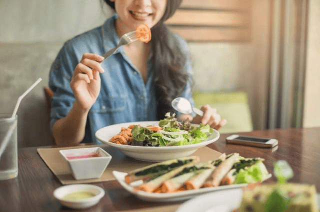 吃饭注意别吃太饱,不然容易导致这些后果