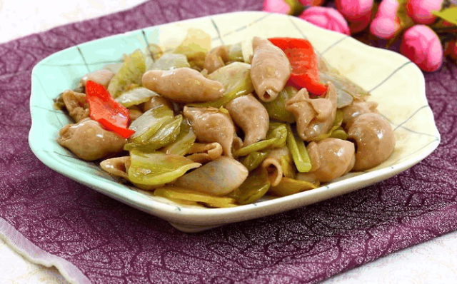 饭店里的酸菜炒猪大肠,美味无比,在家也能做出同样的味道哦