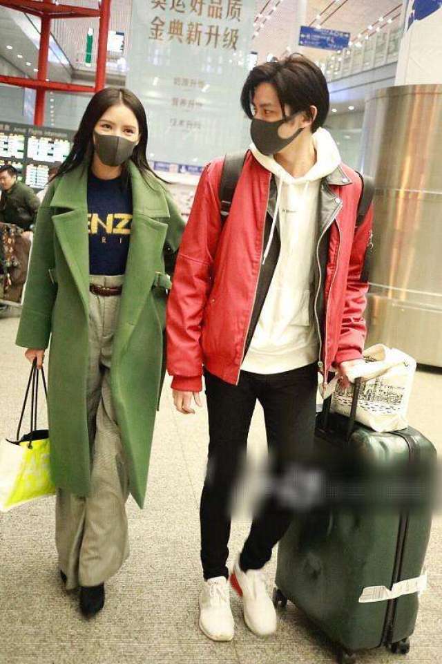 张予曦与男友"红配绿"造型现身, 戴同款口罩十指紧扣显甜蜜
