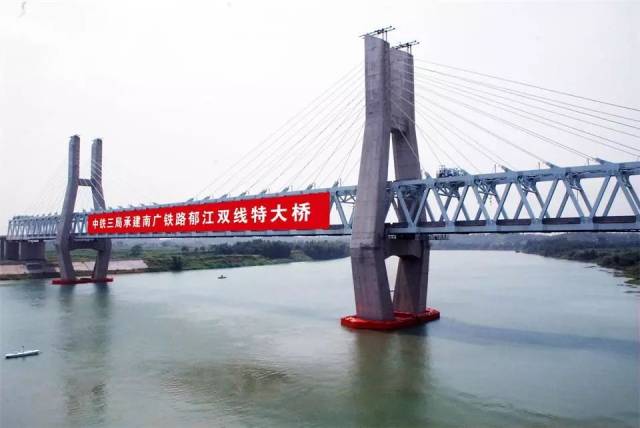 聚焦南广 郁江双线特大桥于2009年4月10日开工,位于桂平市境内郁江河