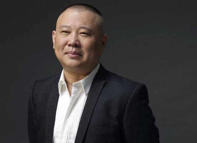陈寒柏的形象比较好认,一个典型的光头笑星,长得也很憨厚,挺容易让人