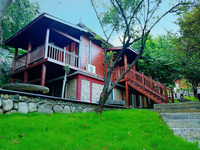 午餐过后漫步于蜿蜒石径, 可以静心体会这曼妙的恬淡时光.