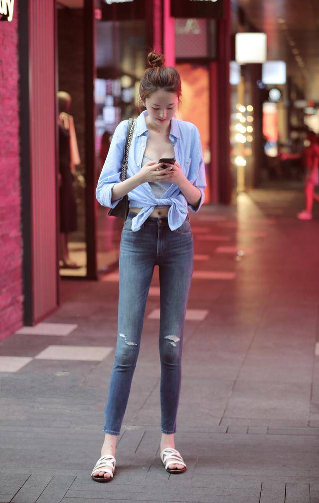 这位美女的腿是怎么长的?就算是p图一般人也不敢这么p吧.