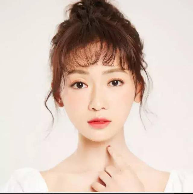 这样的吴谨言有点韩国模特儿的感觉呢!怪不得于正说她