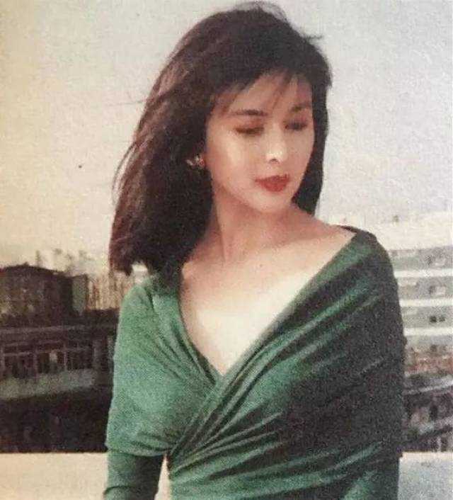 关之琳年轻时有多美?双眼皮透着精致,她琥珀色的眼睛能把魂吸走