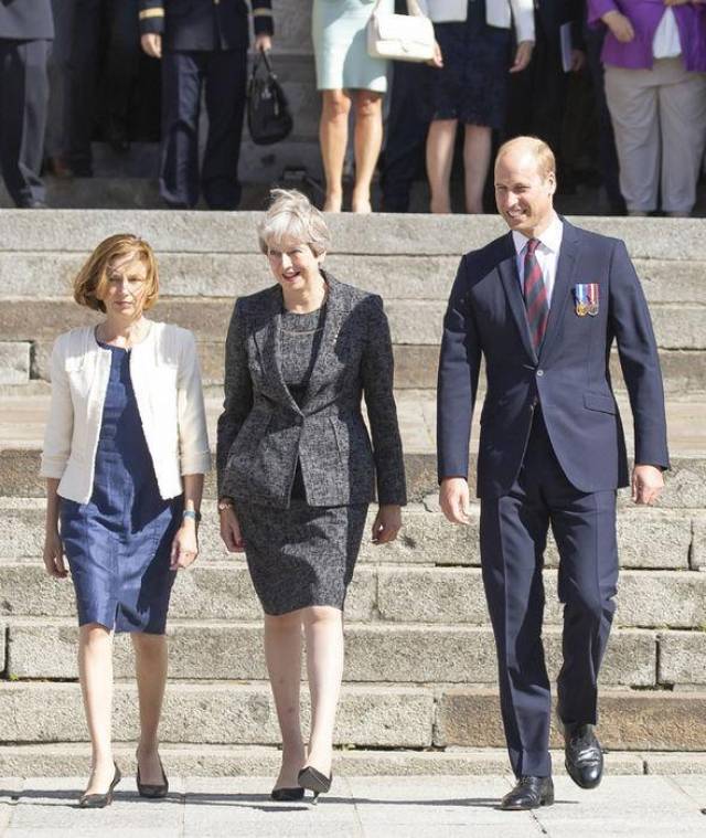 法国总统真是宠溺妻子!马克龙拒威廉王子邀约,竟为了陪老婆旅游