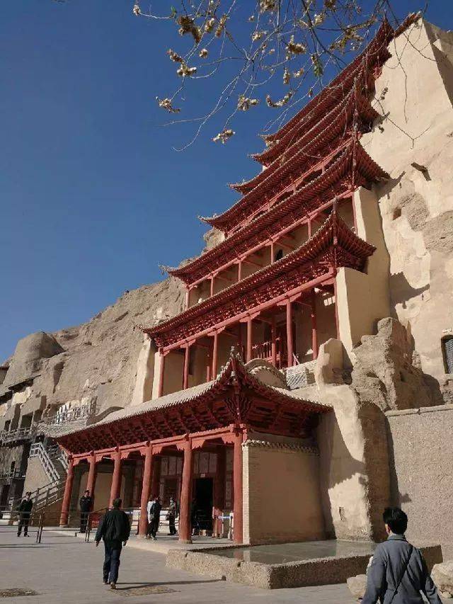 敦煌旅游"热"到爆,莫高窟前大排长龙,骆驼也"堵车.