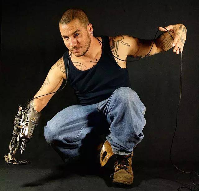 二十多年前他失去了右臂,如今却是世界上最酷的纹身师