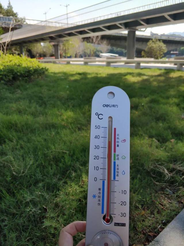 梅列大桥 实测温度:45℃  暴晒下的梅列大桥,此时已经没有多少行人