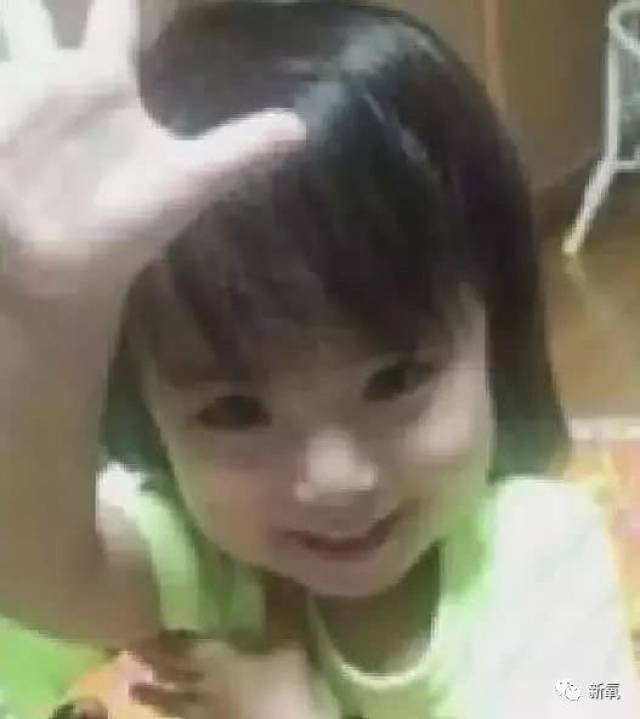 被鞭子抽打,剪刀戳胸口,锁在门外冻死的小女孩却说"妈妈请原谅我"