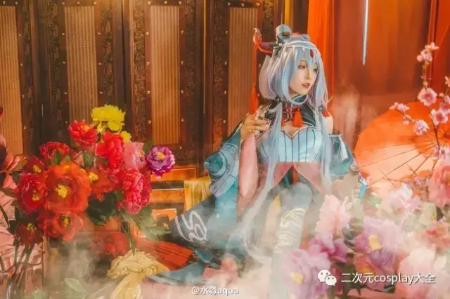 灰发,绿瞳,发饰碧玉天然呆温柔少女,coser@水淼aqua给我们带来了