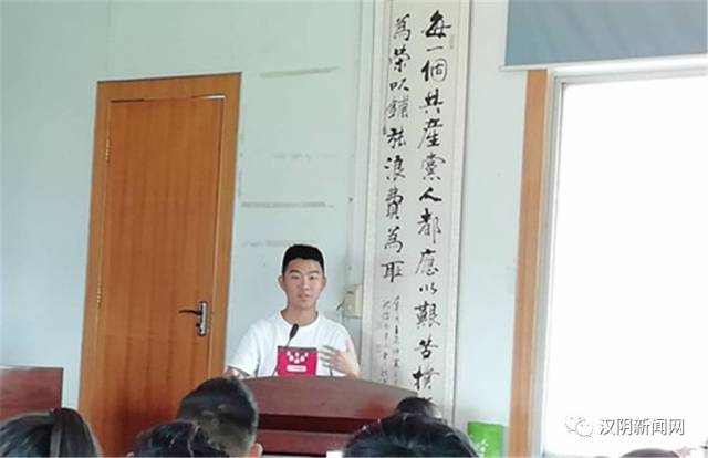 汉阴一乡镇为高考学子举办集体欢送会