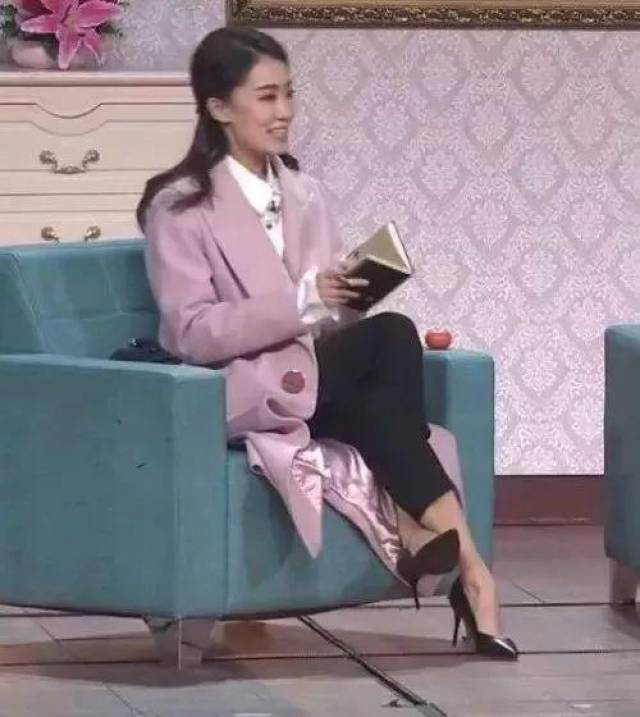 俗话说,美不美看大腿  这句话用在小品演员  张小斐身上在合适不过.