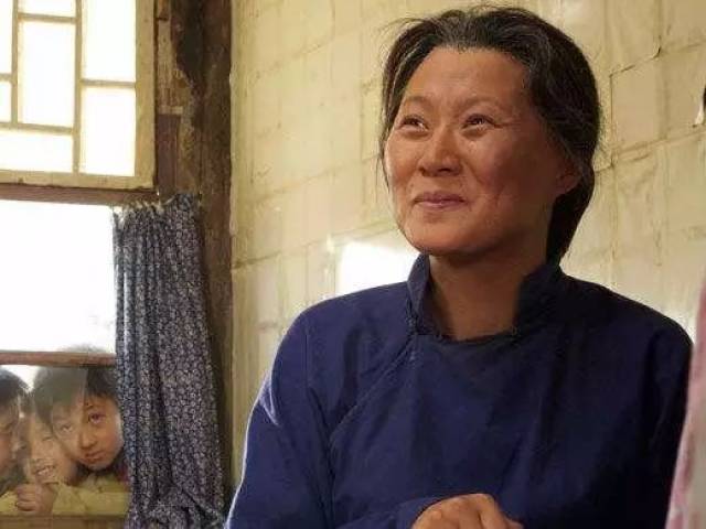 44岁赵海燕全家近照,丈夫充满"幸福胖",儿子高颜值堪比明星