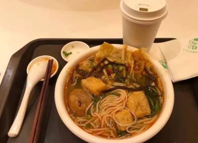 另一面墙上不规律地摆上绿豆沙的杯子 看起来浓浓的怀旧风 一碗螺蛳粉
