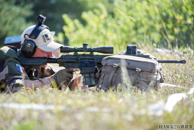 法国狙击手正在参加"野外射击"项目的比赛,他使用的是hk417步枪.