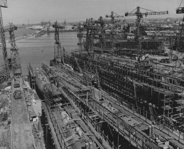 第二,苏联解体后,乌克兰政府即便是接手了造船厂,但是当时解体后的
